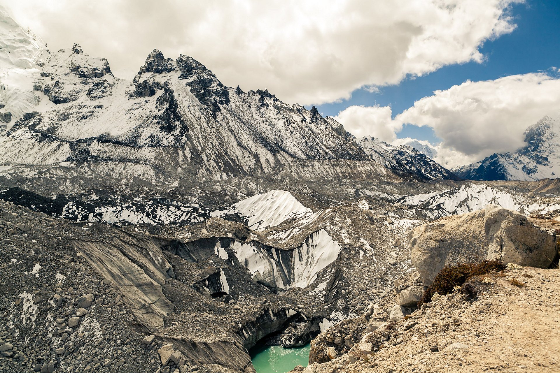 Lodowiec i jezioro Khumbu w drodze do Everest Base Camp, Himalaje, Nepal